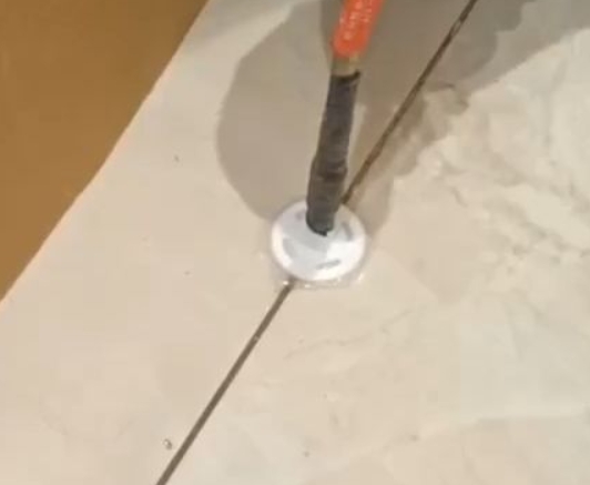 尼勒克瓷砖空鼓维修公司专业解答瓷砖在铺贴过程中，如果没有涂抹均匀到位的粘结材料（如水泥砂浆或瓷砖胶），可能会导致以下问题